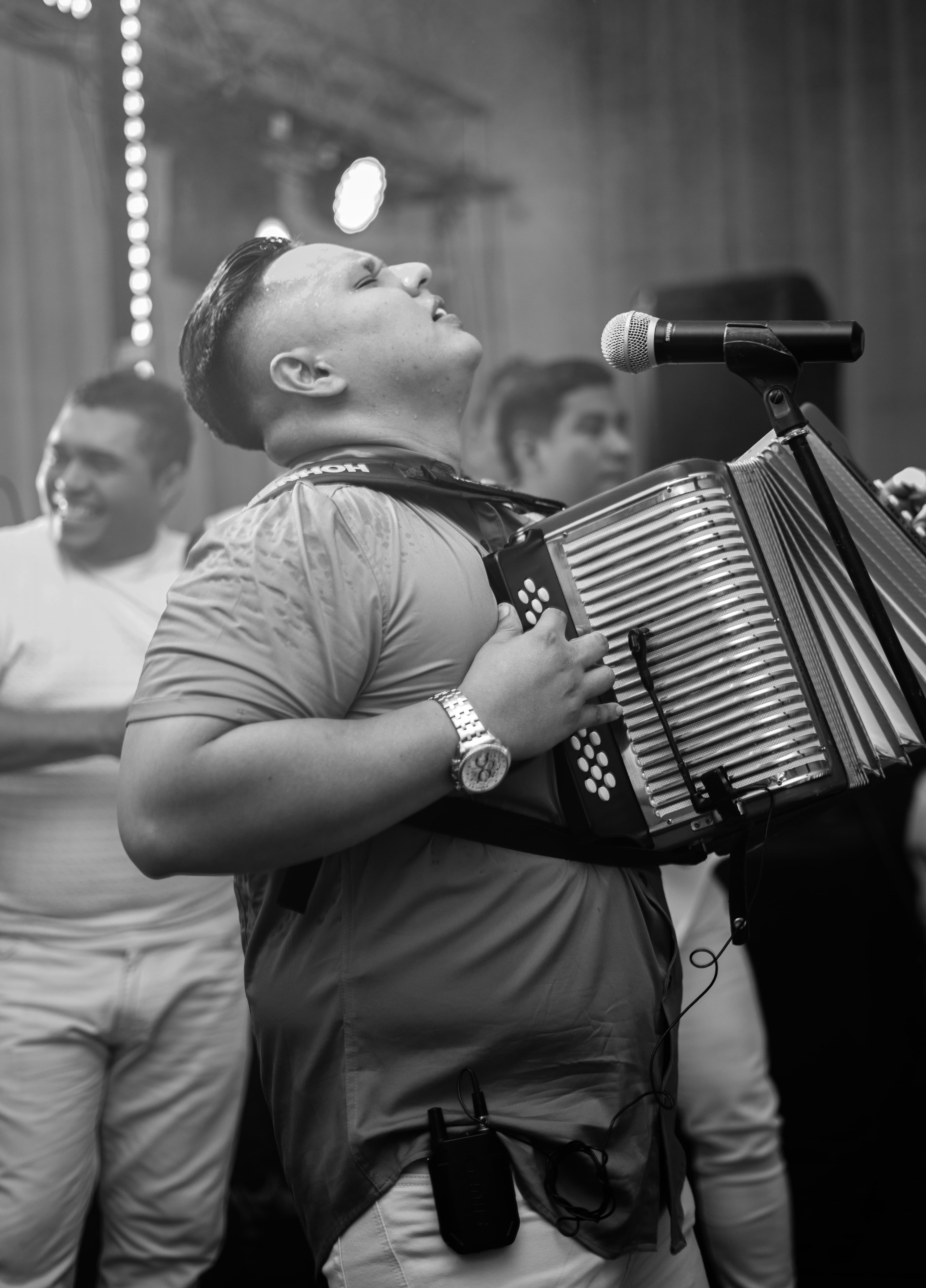 Ralphy Reguillo interpretando el acordeón