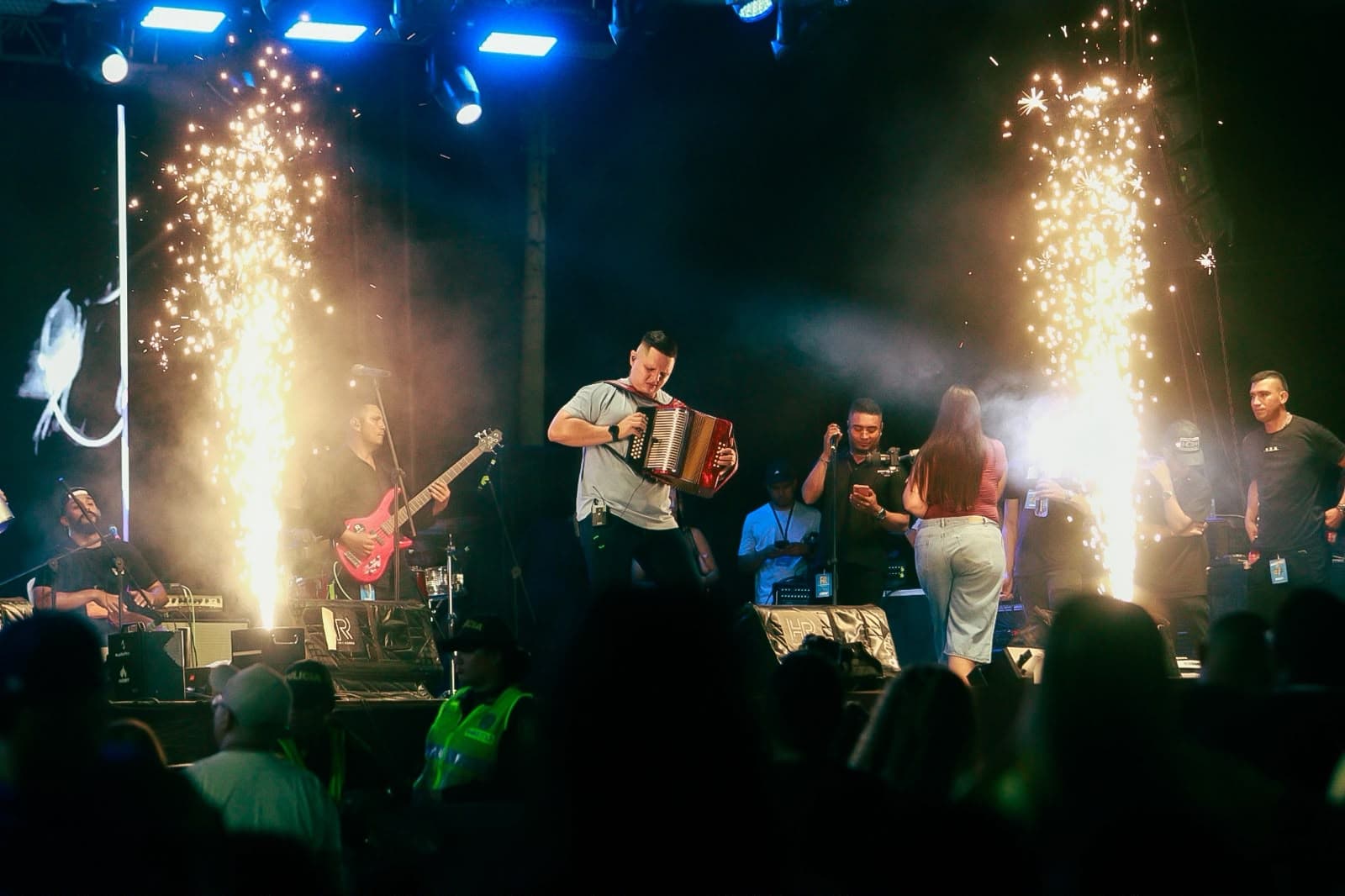 Ralphy Reguillo en presentación en vivo con pirotecnia