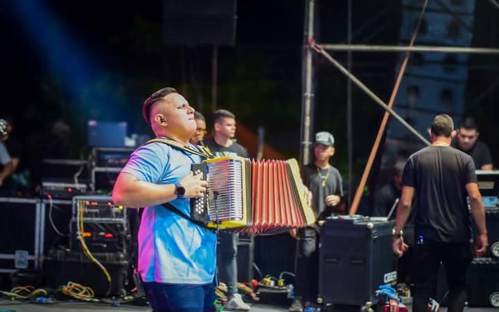 Ralphy Reguillo tocando acordeón en concierto