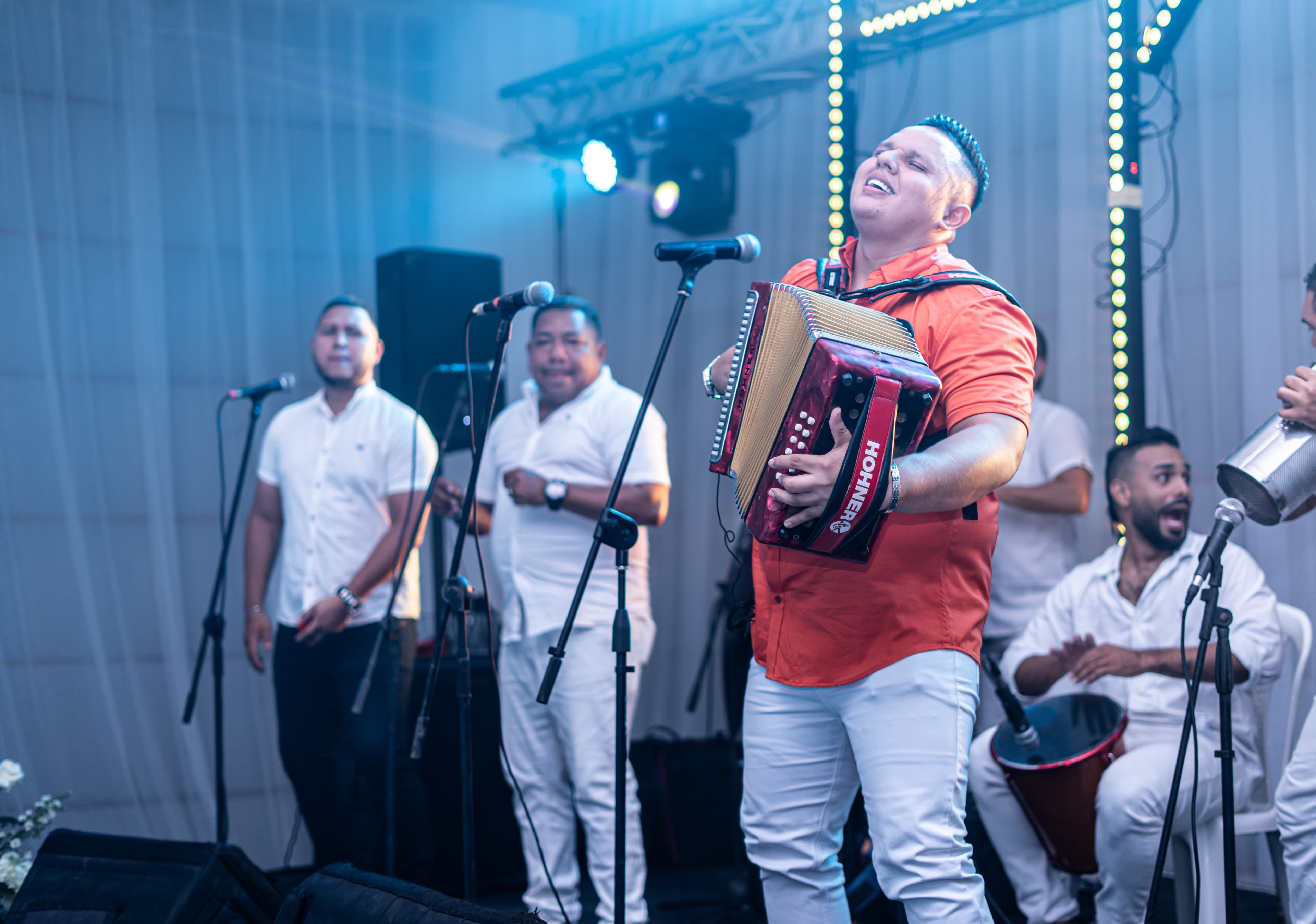 Ralphy Reguillo cantando con su agrupación en tarima